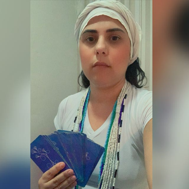Foto da Sensitiva Íris com cartas de tarô